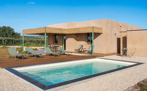 Mami: Piscina, Ricorrere, Mobili Da Esterno, Lotto, Materiale Composito, Shade, Eco Hotel, Lettino, Landscaping, Ombrello