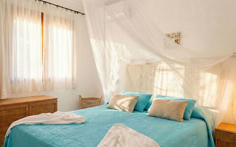 Breathtaking View Porto Rotondo: Mobilia, Letto, Interior Design, Bedding, Camera Da Letto, Lenzuolo, Pavimento, Biancheria, Legna, Camera