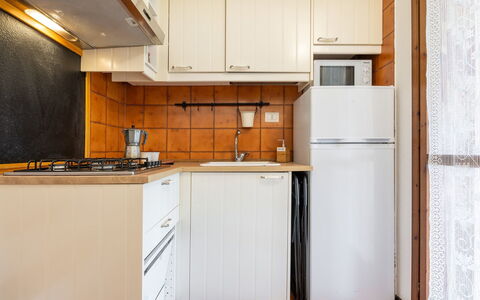 Casetta nel Blu: Cucina, Elettrodomestico Da Cucina, Controsoffitto, Apparecchio Major, Cabinetry, Interior Design, Legna, Pavimentazione, Lavandino Della Cucina, Mobilia