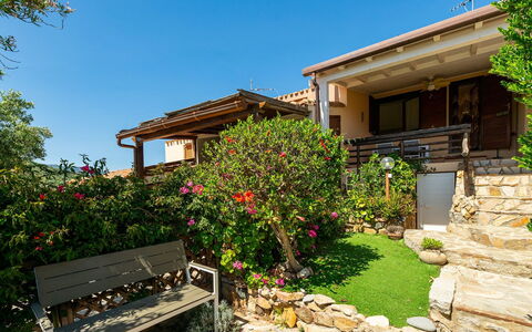 Casetta nel Blu: Arbusto, Giardino, Shade, Landscaping, Eco Hotel, Flagstone, Estate, Vaso Di Fiori, Hacienda