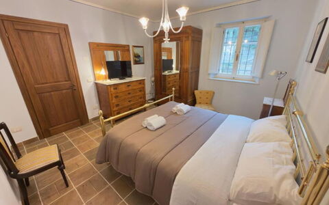 Villa Montepulciano Vineyard: Mobilia, Interior Design, Pavimento, Pavimentazione, Letto, Legna, Camera Da Letto, Soffitto, Camera, Illuminazione