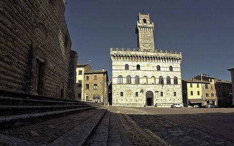 Villa Montepulciano Vineyard: Cielo, Giorno, Punto Di Riferimento, Torre, Architettura Medievale, Sito Storico, Architettura Classica, Cumulo, La Piazza Cittadina