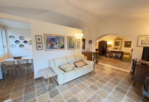 Villa Montepulciano Vineyard and Pool Retreat: Mobilia, Pavimentazione, Interior Design, Pavimento, Divano, Soffitto, Legna, Soggiorno, Camera, Illuminazione