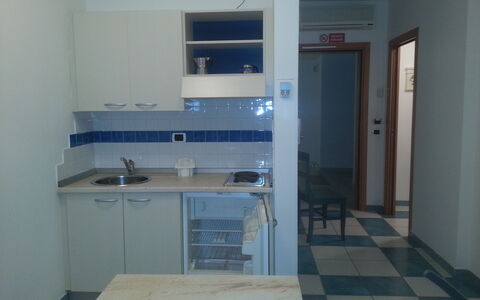 Residence Villarosa Pool and Beach: Pavimentazione, Pavimento, Interior Design, Apparecchio Major, Controsoffitto, Cucina, Mobilia, Elettrodomestico Da Cucina, Camera, Idraulico Fixture