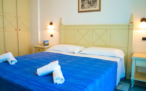 Residence Villarosa Pool and Beach: Mobilia, Pavimentazione, Pavimento, Piscina, Ricorrere, Sedia, Hotel, Camera Da Letto, Telaio Del Letto, Letto