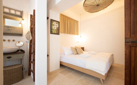 Trulli Valle D'Itria - Martina Franca: Parete, Interior Design, Pavimento, Pavimentazione, Camera Da Letto, Legna, Letto, Soffitto, Mobilia, Camera