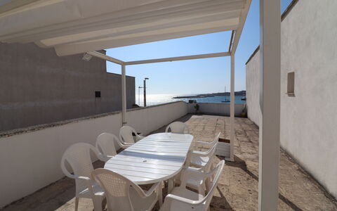 Giulia: Materiale Composito, Shade, Mobili Da Esterno, Balcone, Sedia, Struttura Esterna, Pergola, Illuminazione Diurna, Deck, Attico