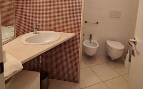 Rocciarossa: Bagno, Parete, Idraulico Fixture, Lavandino Del Bagno, Pavimentazione, Pavimento, Interior Design, Gabinetto, Toilet Seat, Idraulico