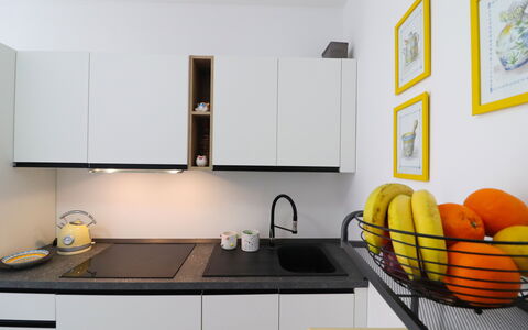 Casa Kalès Otranto – Holiday Home 4 Guests – Ac, W: Cucina, Controsoffitto, Elettrodomestico Da Cucina, Interior Design, Cabinetry, Apparecchio Major, Mobilia, Elettrodomestico, Illuminazione, Pavimentazione
