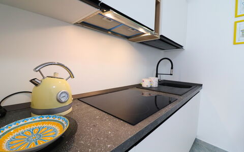 Casa Kalès Otranto – Holiday Home 4 Guests – Ac, W: Cucina, Controsoffitto, Lavandino Della Cucina, Interior Design, Elettrodomestico Da Cucina, Idraulico Fixture, Pavimentazione, Rubinetto, Cucina Stufa, Illuminazione