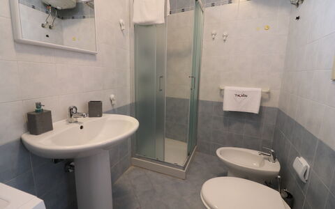 Casa Kalès Otranto – Holiday Home 4 Guests – Ac, W: Pavimentazione, Pavimento, Interior Design, Camera, Lavandino Del Bagno, Idraulico Fixture, Mobilia, Lavello, Soffitto, Rubinetto