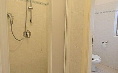 Villa Castellani: Pavimento, Pavimentazione, Idraulico Fixture, Idraulico, Bagno, Camera, Porta, Doccia, Doccia Porta, Piastrella