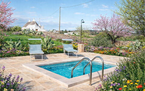 Trulli al Verde Viburno: Giardino, Arbusto, Piscina, Landscaping, Flagstone, Backyard, Mobili Da Esterno, Sedia, Cortile