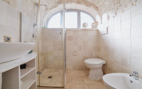 Trulli al Verde Viburno: Parete, Idraulico Fixture, Bagno, Pavimentazione, Pavimento, Gabinetto, Interior Design, Toilet Seat, Idraulico, Piastrella