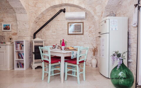 Trulli al Verde Viburno: Mobilia, Interior Design, Sedia, Tavolo, Pavimentazione, Cucina & Sala Da Pranzo Tavolo, Appartamento, Sala Da Pranzo, Soffitto, Muro ​​Di Pietra