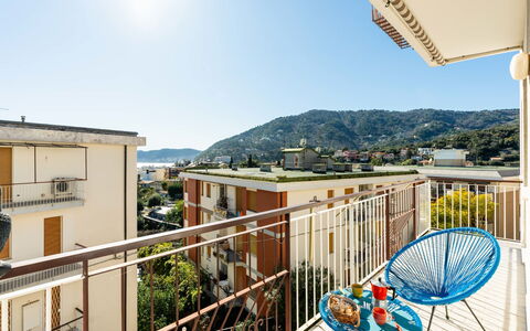 Orizzonte Blu Alassio: Zona Residenziale, Appartamento, Balcone, Condominio, Hotel, Attico