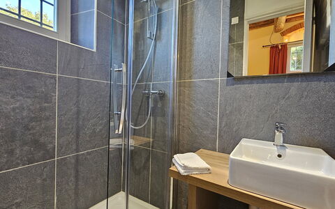 Villa Il Torrazzo, Vista Mare, Massarosa: Pavimentazione, Idraulico Fixture, Bagno, Pavimento, Interior Design, Lavello, Rubinetto, Idraulico, Lavandino Del Bagno, Illuminazione