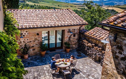 Podere i Prati: Casa, Villetta, Vaso Di Fiori, Porta, Casa, Flagstone, Agriturismo, Giardino, Cortile, Terrazza
