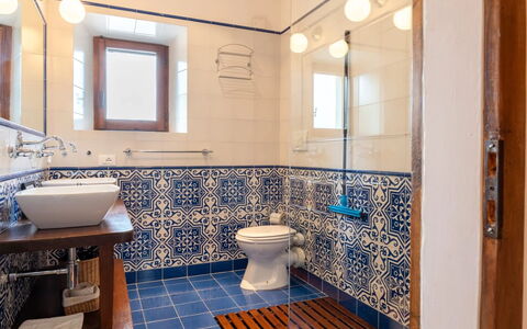 Podere i Prati: Blu, Pavimentazione, Pavimento, Interior Design, Bagno, Idraulico Fixture, Piastrella, Idraulico, Rubinetto, Lavandino Del Bagno