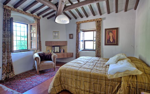 Villa Ulivacci: Mobilia, Letto, Camera Da Letto, Parete, Interior Design, Bedding, Lenzuolo, Legna, Pavimentazione, Casa