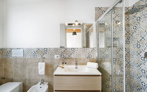 Villa Belvedere: Pavimentazione, Pavimento, Interior Design, Idraulico Fixture, Piastrella, Bagno, Idraulico, Lavello, Rubinetto, Mosaico