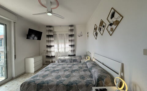 Casa Mimin, Vista Mare, Adults Only, Sanremo: Mobilia, Camera Da Letto, Letto, Interior Design, Pavimento, Appartamento, Pavimentazione, Casa, Bedding, Lenzuolo
