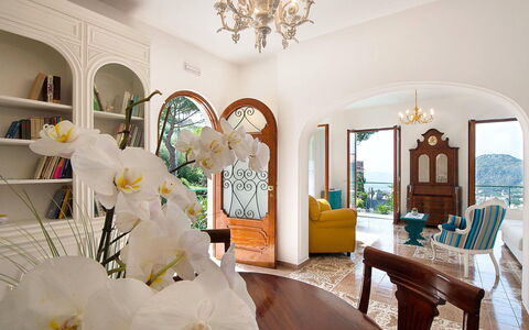 Villa Sam: Mobilia, Interior Design, Pavimentazione, Tavolo, Pavimento, Soffitto, Sedia, Illuminazione, Camera, Soggiorno