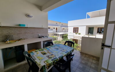 Borgo Vigata 3: Zona Residenziale, Appartamento, Insediamento Umano, Urban Design, Balcone, Shade, Condominio, Cortile, Cortile, Mobili Da Esterno