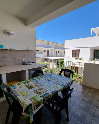 Borgo Vigata 3: Zona Residenziale, Appartamento, Insediamento Umano, Urban Design, Balcone, Shade, Condominio, Cortile, Cortile, Mobili Da Esterno