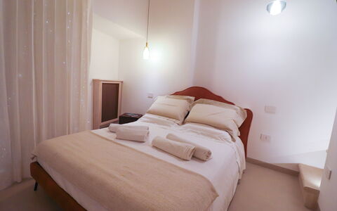 Bacchus: Historic Charming Home: Letto, Camera Da Letto, Interior Design, Legna, Pavimento, Lenzuolo, Pavimentazione, Soffitto, Bedding, Mobilia