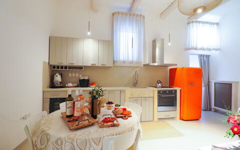 Bacchus: Historic Charming Home: Mobilia, Interior Design, Legna, Elettrodomestico Da Cucina, Pavimentazione, Cucina, Apparecchio Major, Soffitto, Camera, Elettrodomestico