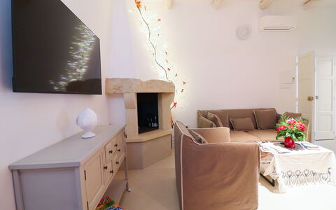 Bacchus: Historic Charming Home: Mobilia, Interior Design, Parete, Divano, Pavimentazione, Legna, Pavimento, Camera, Soggiorno, Soffitto
