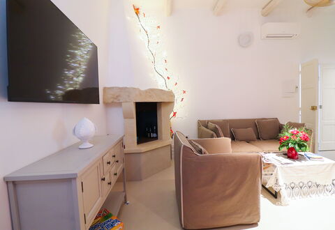 Bacchus: Historic Charming Home: Mobilia, Interior Design, Parete, Divano, Pavimentazione, Legna, Pavimento, Camera, Soggiorno, Soffitto