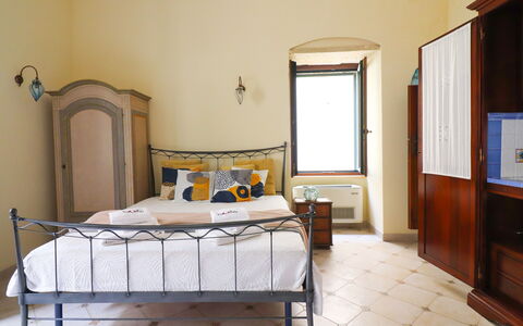 Scilla Centro Storico Otranto: Letto, Mobilia, Camera Da Letto, Parete, Bedding, Lenzuolo, Interior Design, Legna, Pavimento, Camera