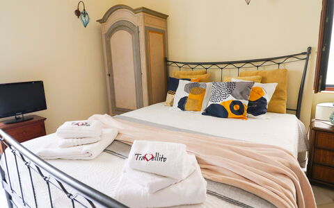 Scilla Centro Storico Otranto: Letto, Camera Da Letto, Bedding, Mobilia, Lenzuolo, Interior Design, Biancheria, Tessile, Camera, Telaio Del Letto