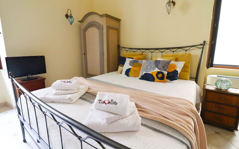 Scilla Centro Storico Otranto: Letto, Camera Da Letto, Mobilia, Bedding, Lenzuolo, Interior Design, Biancheria, Camera, Pavimento, Telaio Del Letto