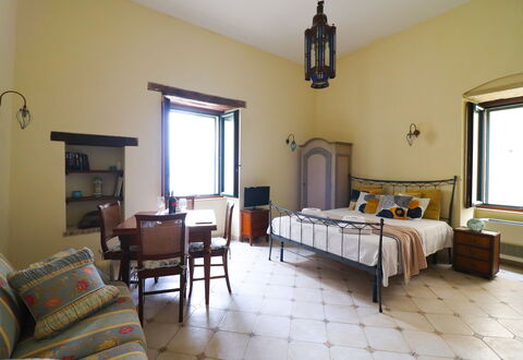 Scilla Centro Storico Otranto: Mobilia, Interior Design, Parete, Camera Da Letto, Letto, Pavimentazione, Pavimento, Soffitto, Camera, Illuminazione