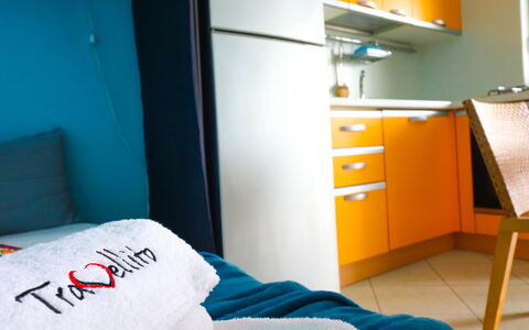 Circe Sea View: Mobilia, Interior Design, Tessile, Camera, Illuminazione, Arancia, Pavimento, Camera Da Letto, Letto, Comfort