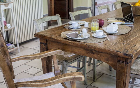 Villa Il Colto: Mobilia, Legna, Tavolo, Pavimentazione, Sedia, Sala Da Pranzo, Interior Design, Cucina & Sala Da Pranzo Tavolo, Pavimento, Marrone