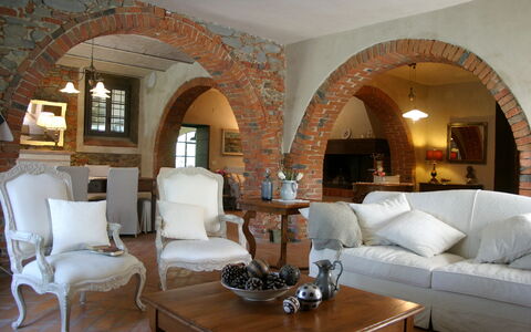 Villa Il Colto: Mobilia, Interior Design, Parete, Divano, Legna, Pavimentazione, Tavolo, Soffitto, Camera, Soggiorno