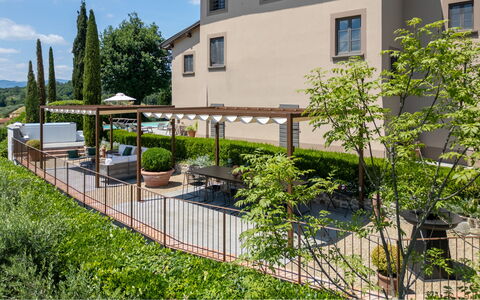 Villa Il Colto: Arbusto, Giardino, Shade, Mobili Da Esterno, Cortile, Landscaping, Struttura Esterna, Backyard, Tavolo Esterno, Balcone