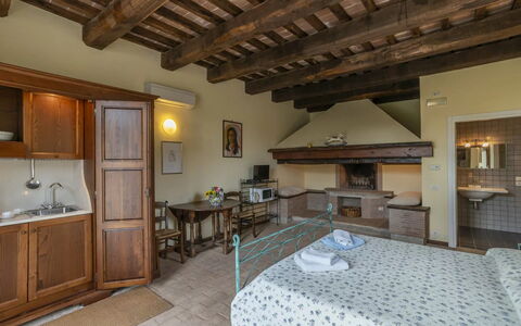 Agriturismo le Case Rosse di Montebuono: Mobilia, Parete, Casa, Camera, Appartamento, Soffitto, Letto, Sedia, Telaio Del Letto, Cassetto