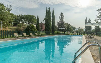 Agriturismo le Case Rosse di Montebuono: Piscina, Arbusto, Giardino, Landscaping, Shade, Eco Hotel, Mobili Da Esterno, Ricorrere, Hacienda