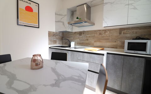 Malika: Mobilia, Pavimentazione, Pavimento, Controsoffitto, Sedia, Cucina, Materiali Naturali, Cabinetry, Cucina & Sala Da Pranzo Tavolo