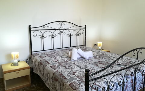 Villa Maddalena: Letto, Bedding, Camera Da Letto, Lenzuolo, Mobilia, Biancheria, Interior Design, Camera, Pavimento, Telaio Del Letto