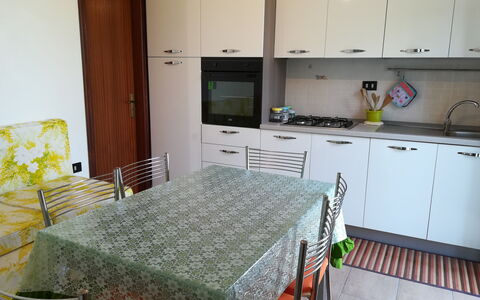 Villa Maddalena: Pavimentazione, Mobilia, Interior Design, Pavimento, Legna, Cucina, Apparecchio Major, Elettrodomestico Da Cucina, Camera, Controsoffitto