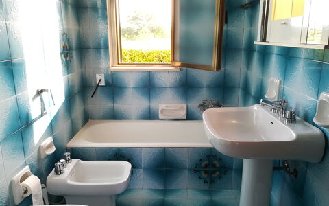 Villa Maddalena: Bagno, Idraulico Fixture, Rubinetto, Lavello, Lavandino Del Bagno, Pavimentazione, Idraulico, Gabinetto, Interior Design, Pavimento