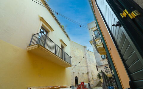 Cariddi Dimora Otranto: Parete, Giallo, Architettura, Materiale Composito, Vicolo, Ferro, Calcestruzzo, Ombra, Balcone