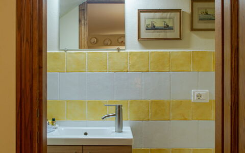 Villa Bolgheri Vermentino Castagneto Carducci: Parete, Pavimentazione, Giallo, Legna, Idraulico Fixture, Interior Design, Pavimento, Lavandino Del Bagno, Bagno, Lavello