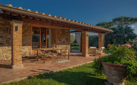 Villa Bolgheri Vermentino Castagneto Carducci: Parete, Brick, Architettura, Casa, Porta, Muratura, Villetta, Estate, Shade, Giardino